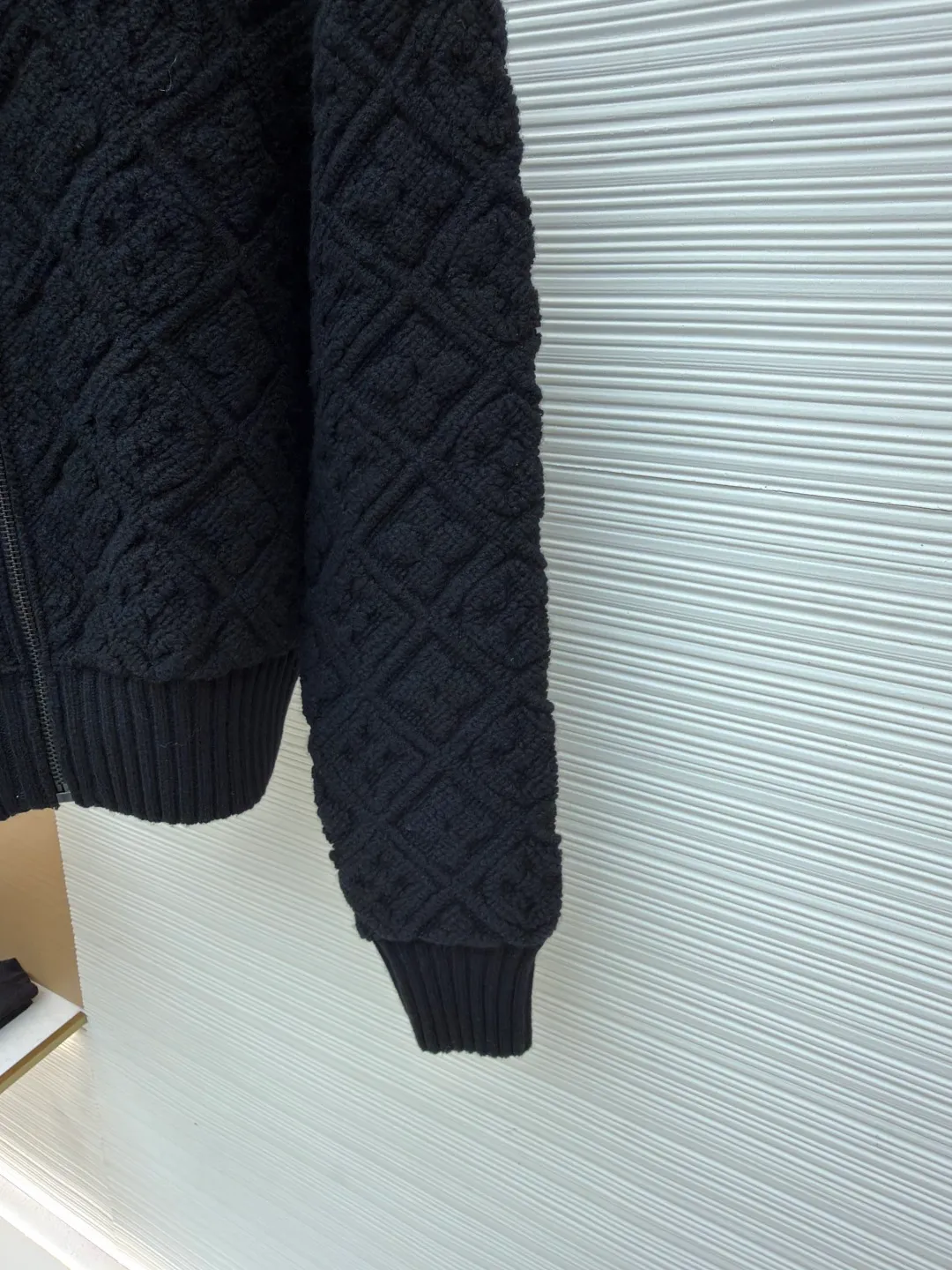 LOUIS VUITTON1V SKI ski series three-dimensional embossed full-print jacket [women's clothing] ●Original version: purchased and developed in 19942 ●Item number: 1681584-E40 ●Fabric: wool blended fabric ●Technology: embossed printing production ●Color: black ●Version: suitable version ●Weight: about 968 grams ●Size: S-M-L ●Description: Ski 🎿 series Customized cashmere wool yarn weaving, jacquard processing, showing a three-dimensional concave and convex shape, lapel jacket version, ready-to-wear zipper placket, narrowed by elastic pit thread wrapping, the overall look is advanced and casual, the whole body is embellished with four-leaf clover element jacquard, which collides with fashion tones, the stretch fabric is more tolerant, the overall line is straight and delicate, the fabric is comfortable and soft, the color is consistent and has no color difference. It can be matched with the same style to create a fashionable look and control various occasions. Customized accessories, complete three standards, the same style for men and women!